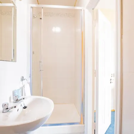 Apartament Spacious & Affordable 3 Bed *